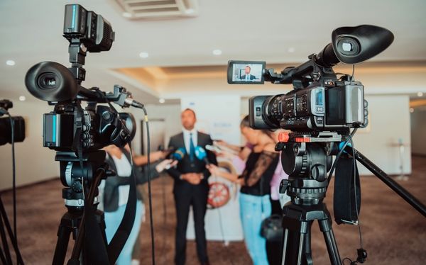 cómo las relaciones públicas ayudan a crear una imagen positiva